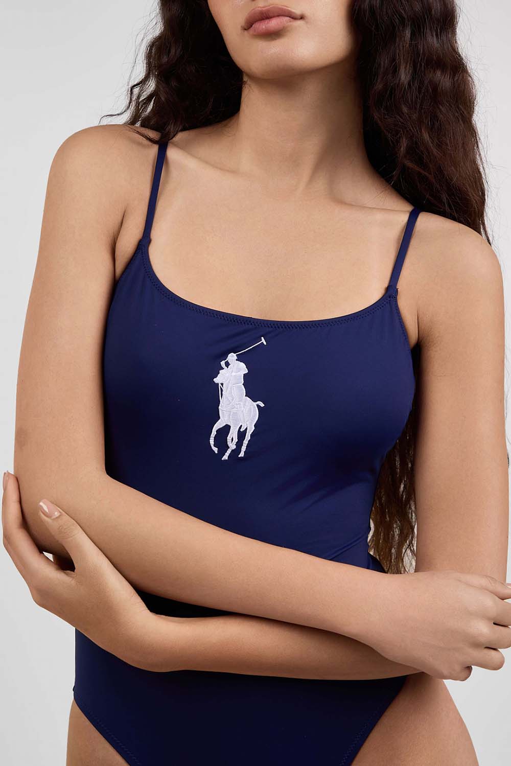 תמונת תקריב דוגמן של בגד ים שלם