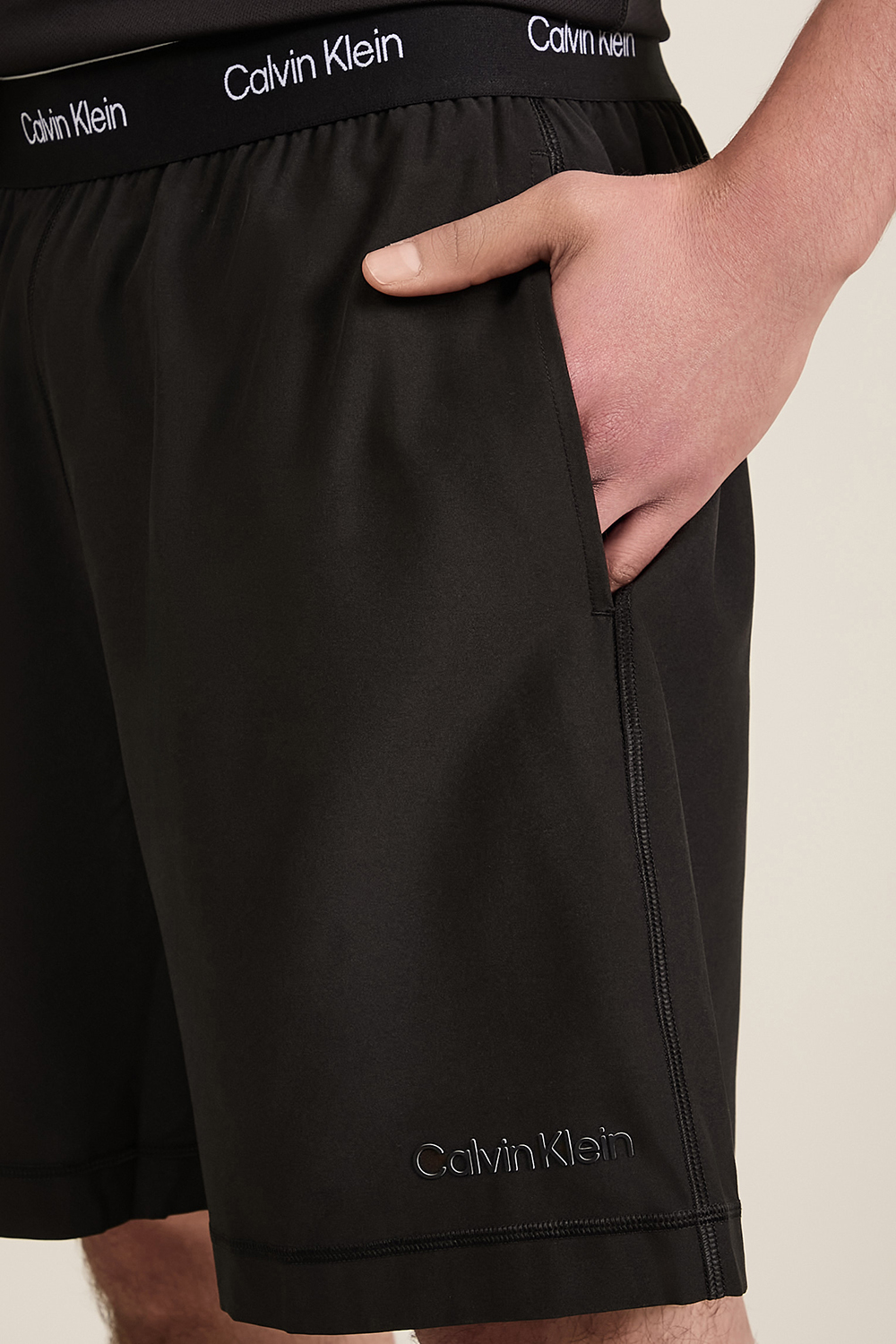 תמונת תקריב דוגמן של מכנסיים קצרים לאימון