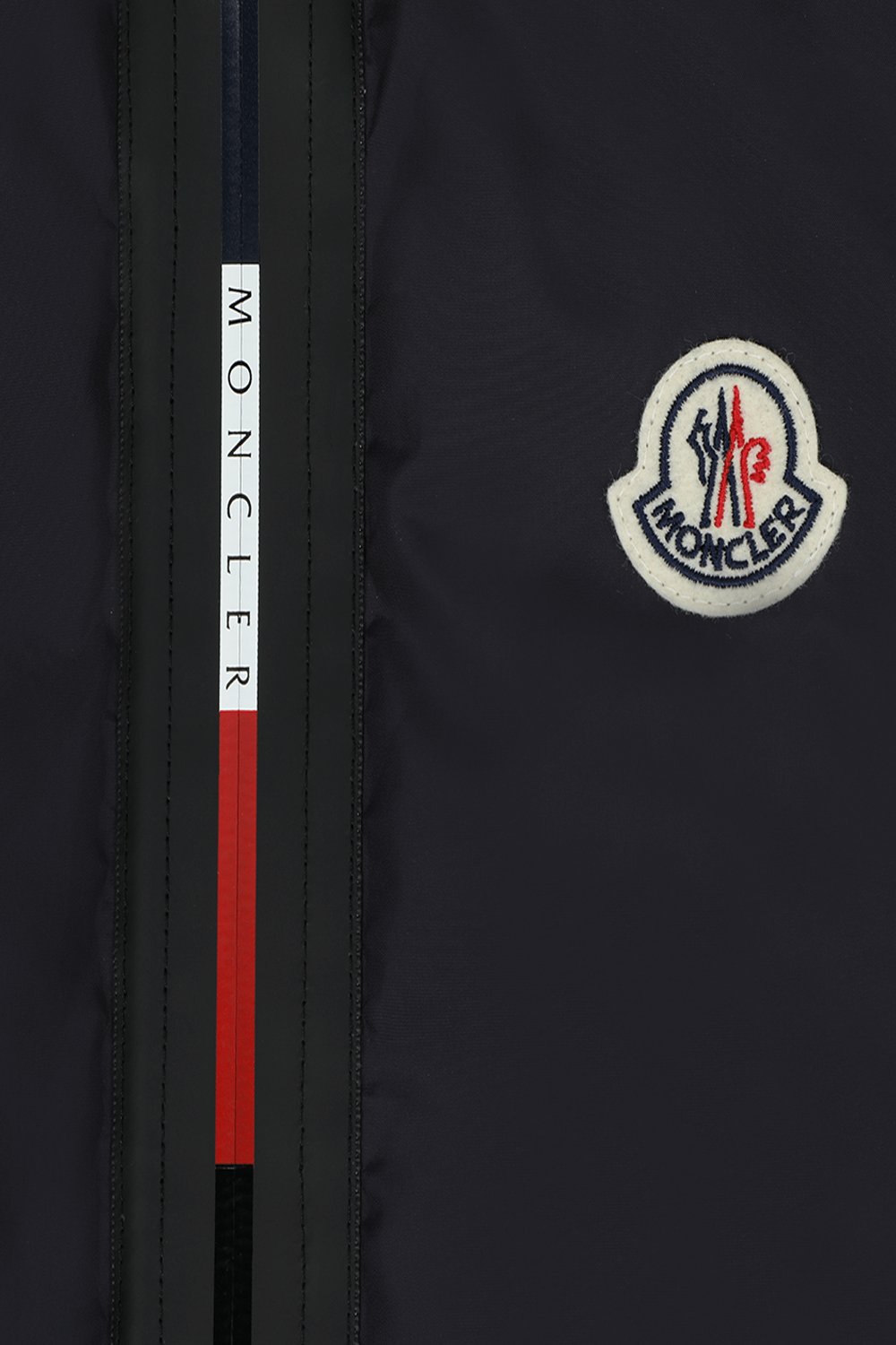 תמונת תקריב של גילאי 12-14 מעיל וסט כחול עם כובע