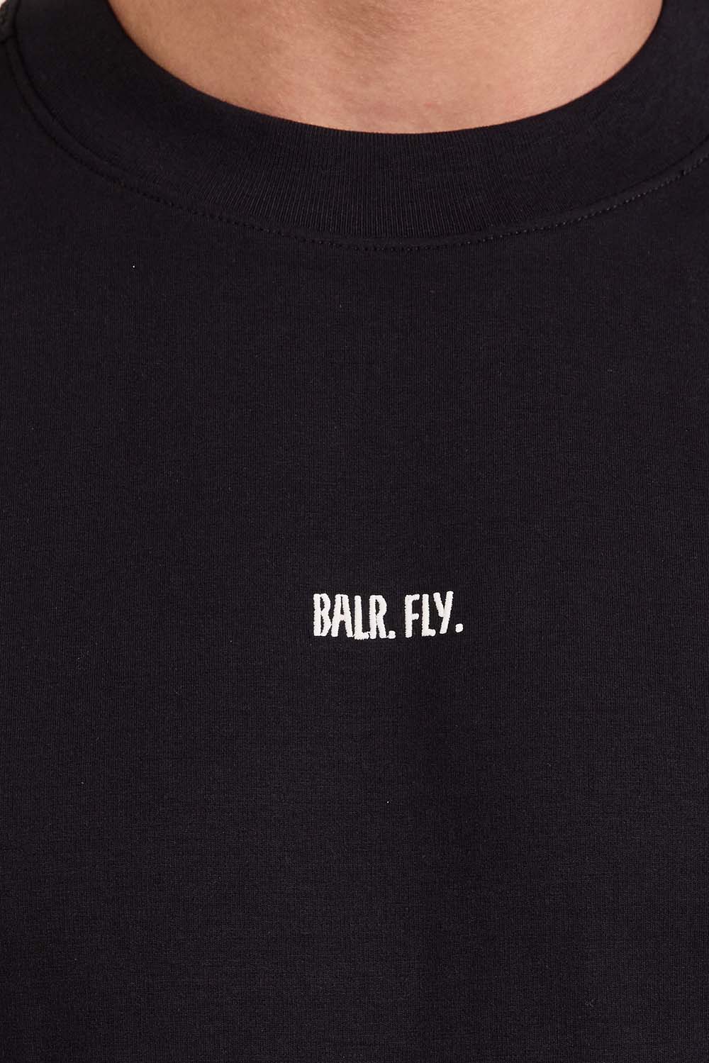 תמונת תקריב דוגמן של חולצת טי בגזרה משוחררת