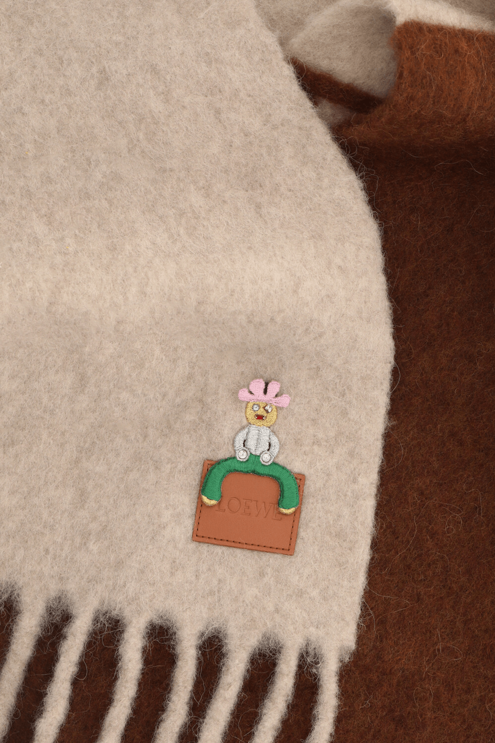 תמונה אחורית של צעיף צמר