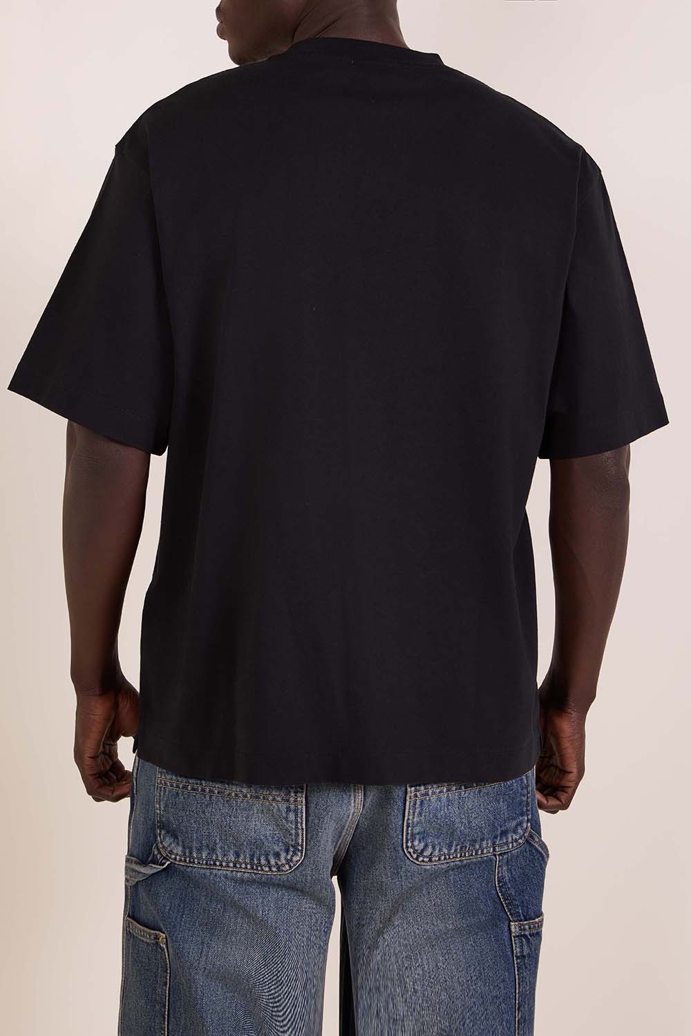 תמונת דוגמן אחורית של חולצת טי בגזרה משוחררת