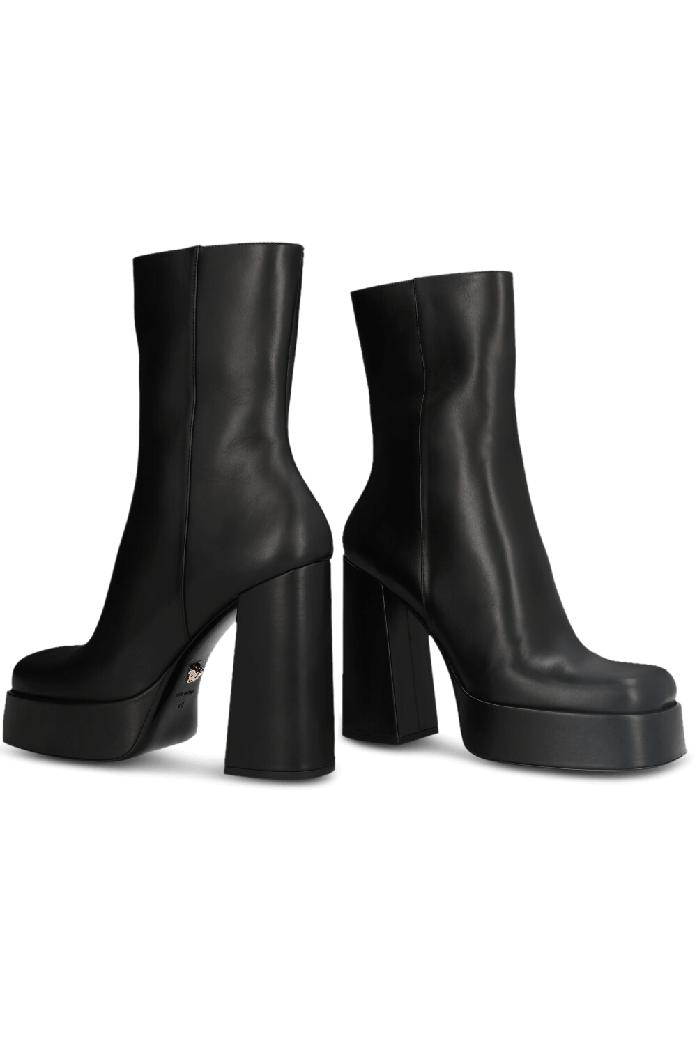 תמונת תקריב של מגפוני עקב פלטפורמה