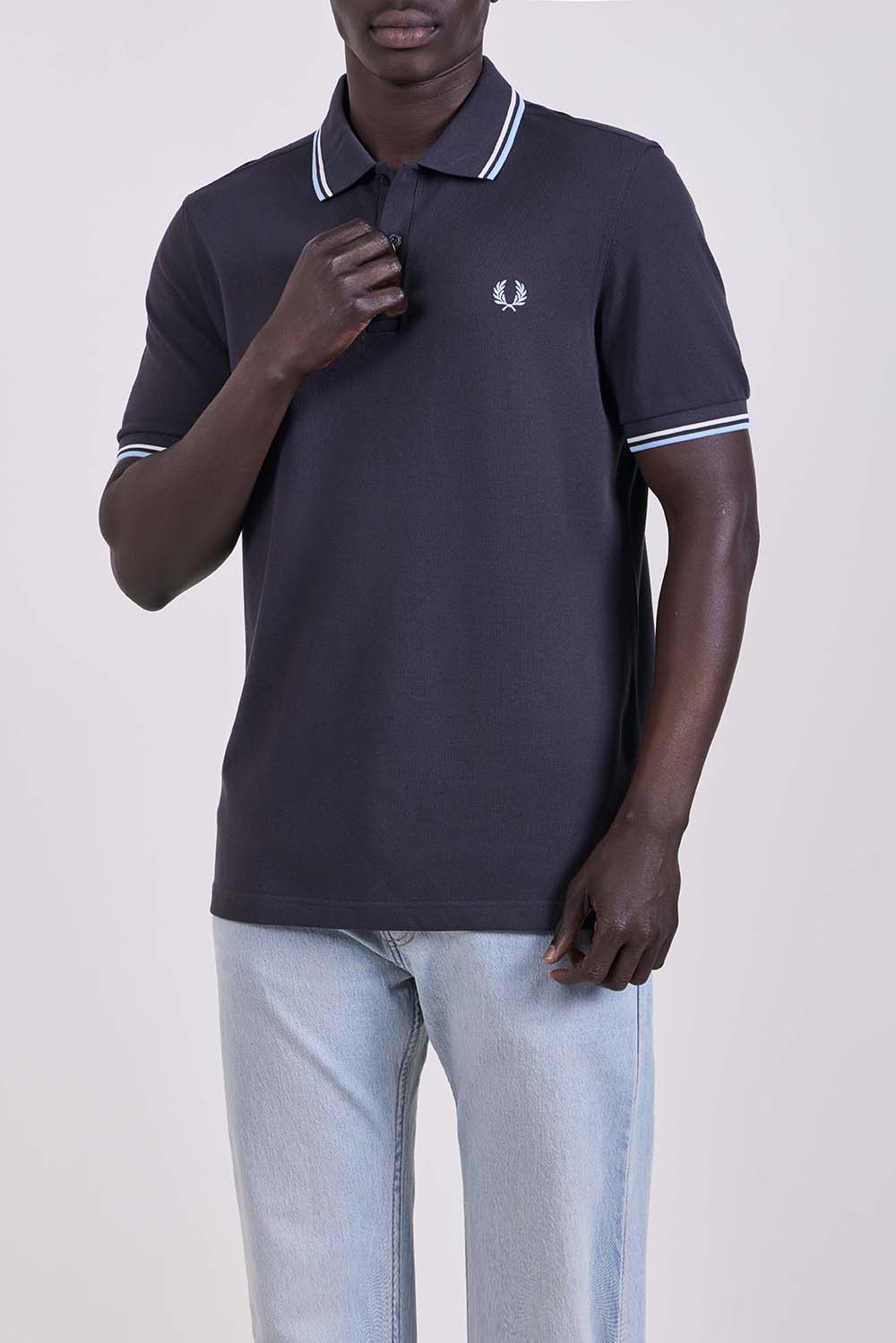 תמונת דוגמן קידמית של חולצת פולו בגזרה ישרה