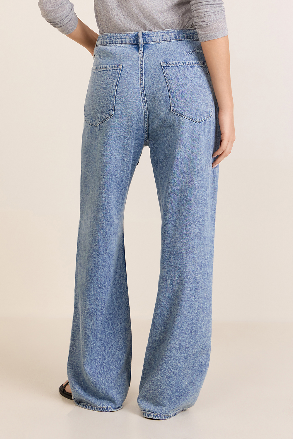 תמונת דוגמן אחורית של מכנסי ג'ינס בגזרה משוחררת