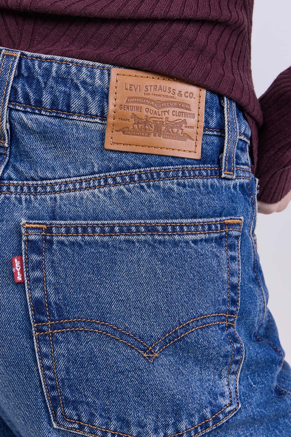 תמונת תקריב דוגמן של מכנסי ג'ינס בגזרת בלון