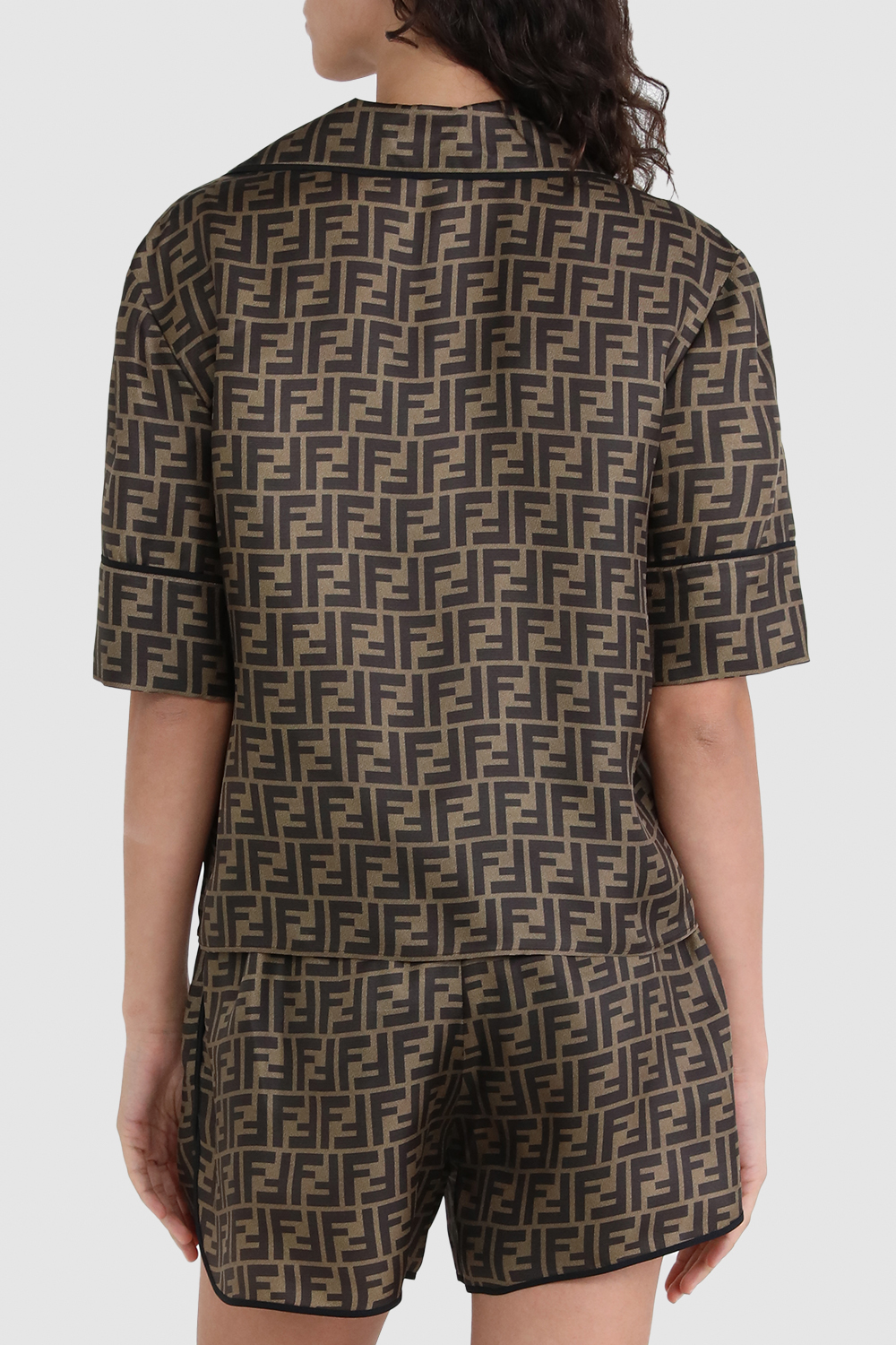 תמונת דוגמן אחורית של סט פיג`מה