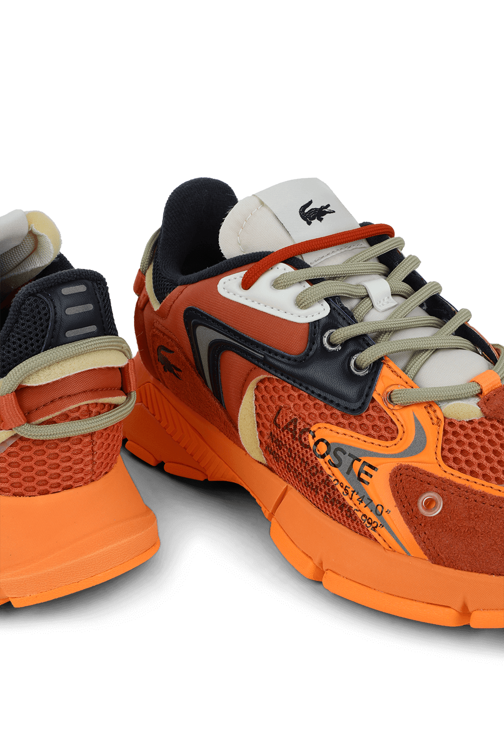 תמונת תקריב של נעלי סניקרס