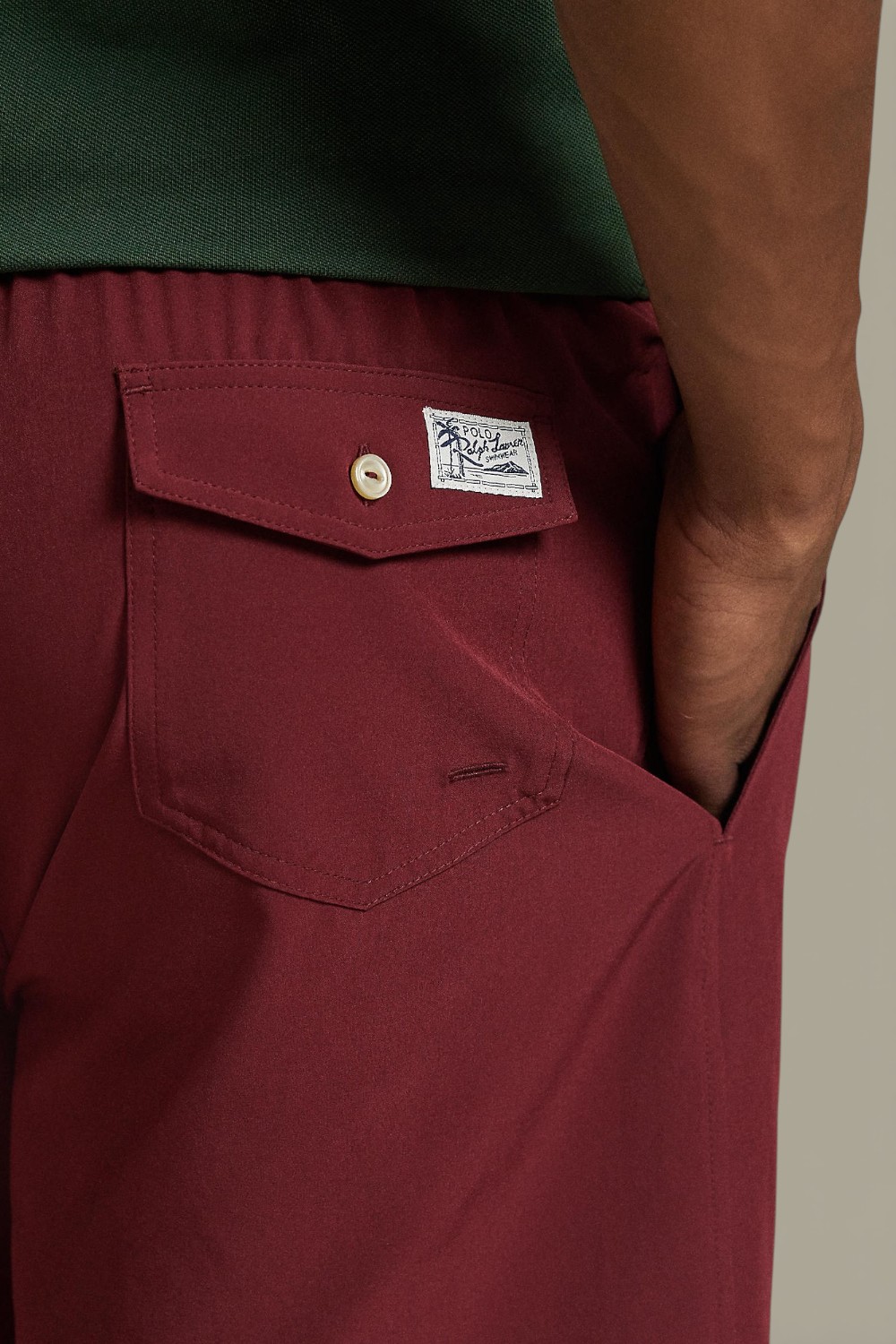 תמונת תקריב דוגמן של מכנסי גלישה