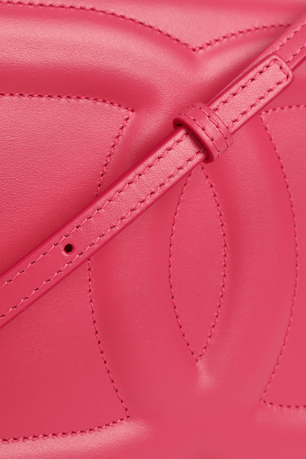 תמונת תקריב של תיק קרוס מונוגרמי מעור