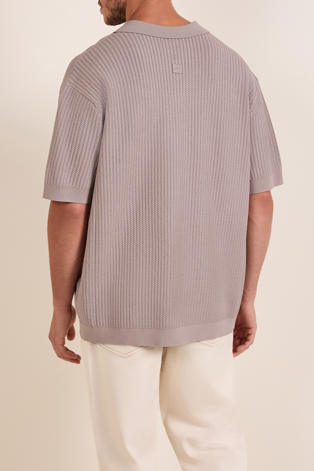 תמונת דוגמן אחורית של חולצת סריג פולו