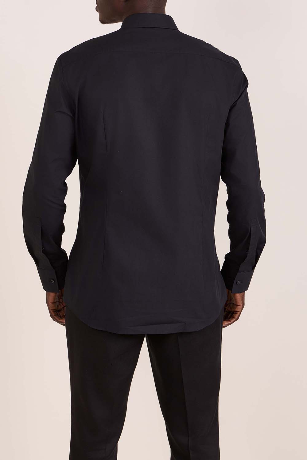 תמונת דוגמן אחורית של חולצה מכופתרת שחורה בגזרת סלים