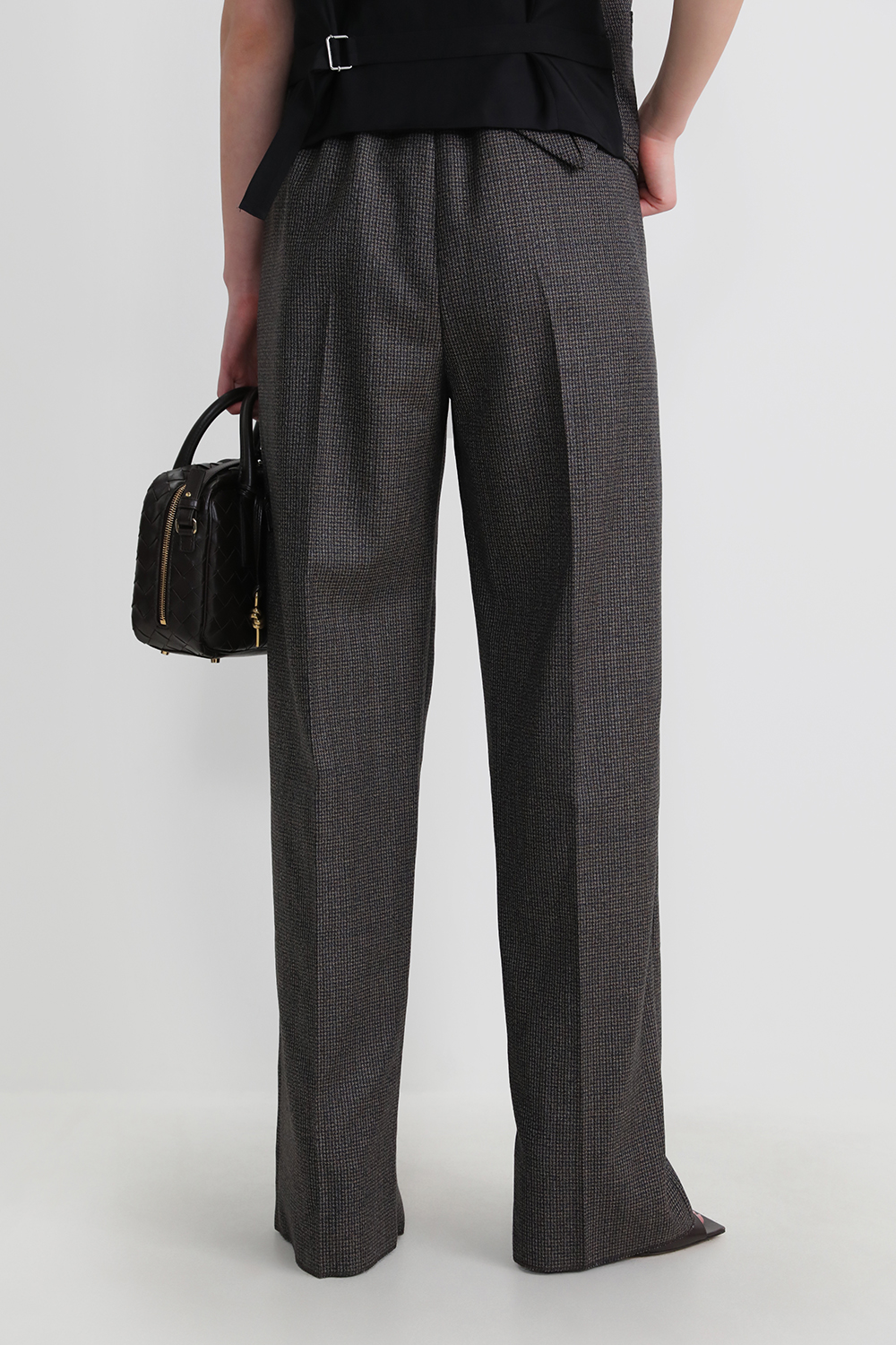 תמונת דוגמן אחורית של מכנסי צמר ארוכים