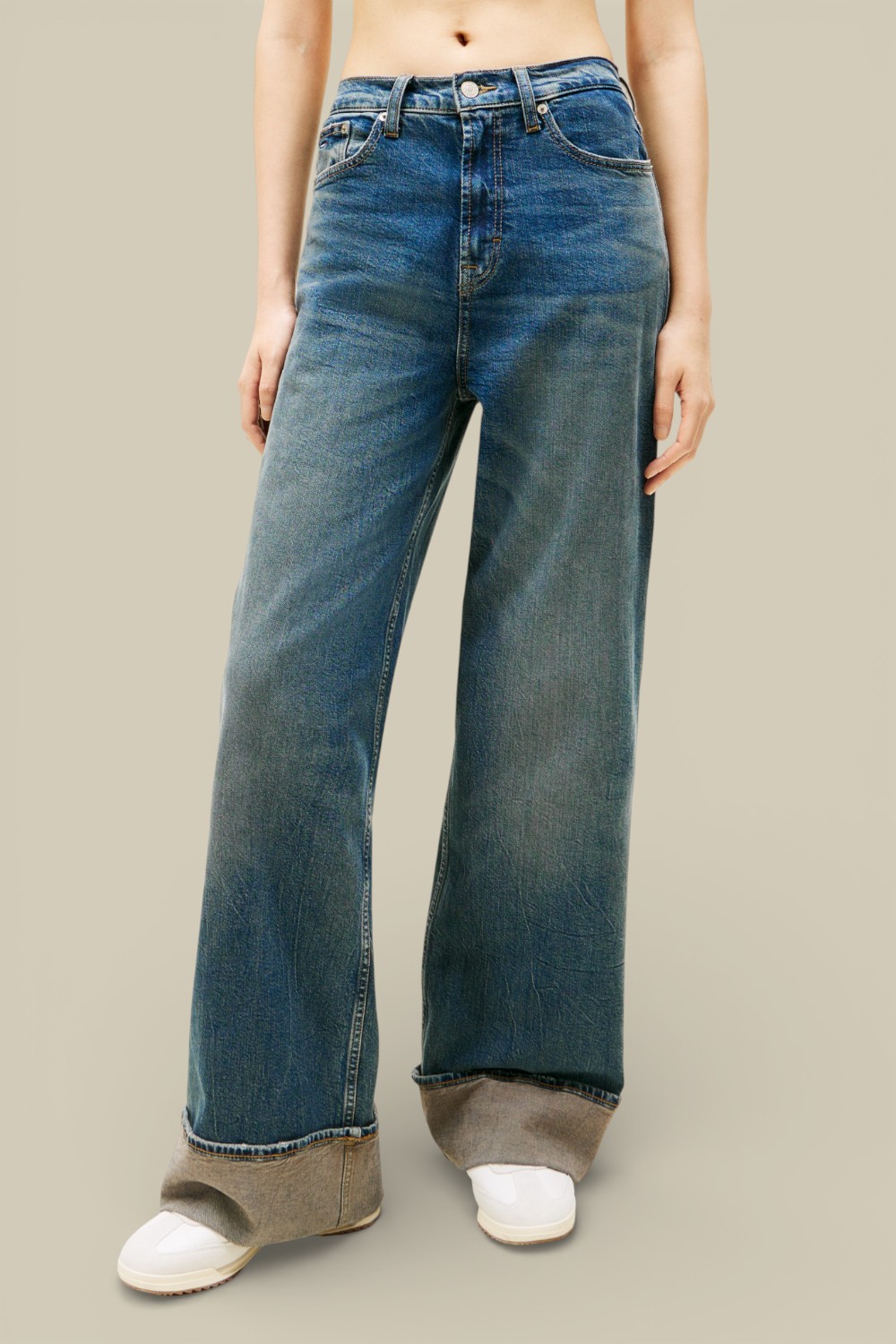 תמונת דוגמן קידמית של ג'ינס בגזרה רחבה