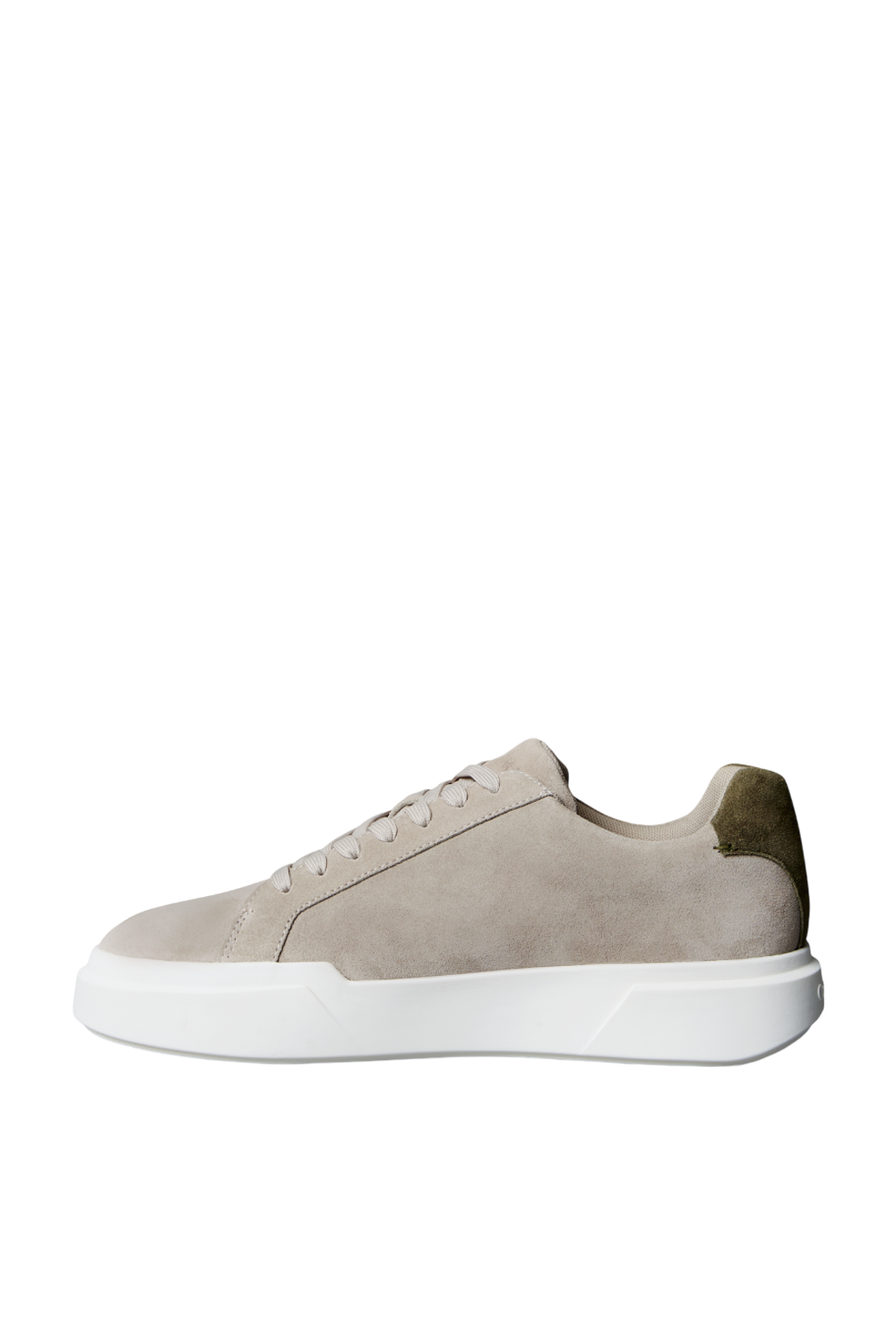 תמונה אחורית של נעלי סניקרס זמש