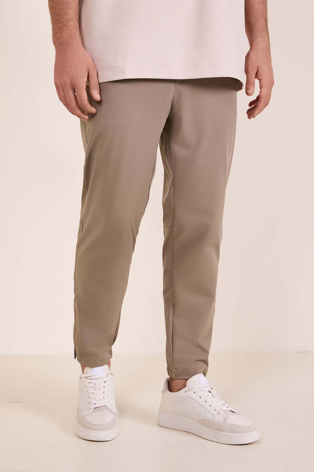 תמונת דוגמן קידמית של מכנסיים ארוכים