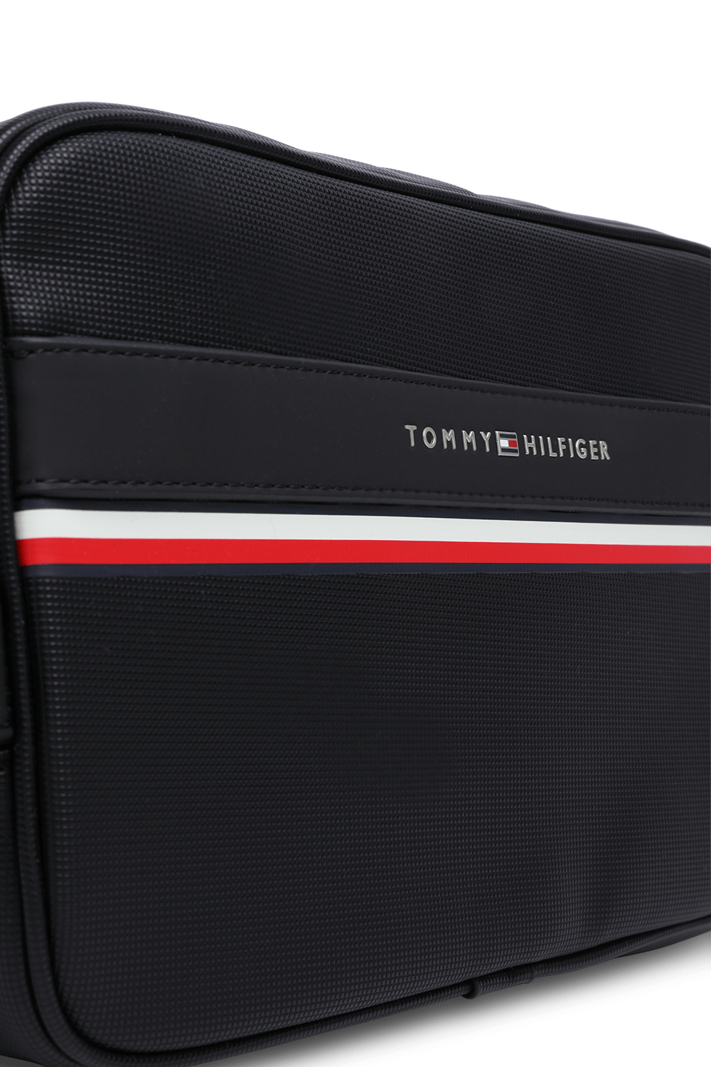 תמונת תקריב של תיק רחצה עם לוגו