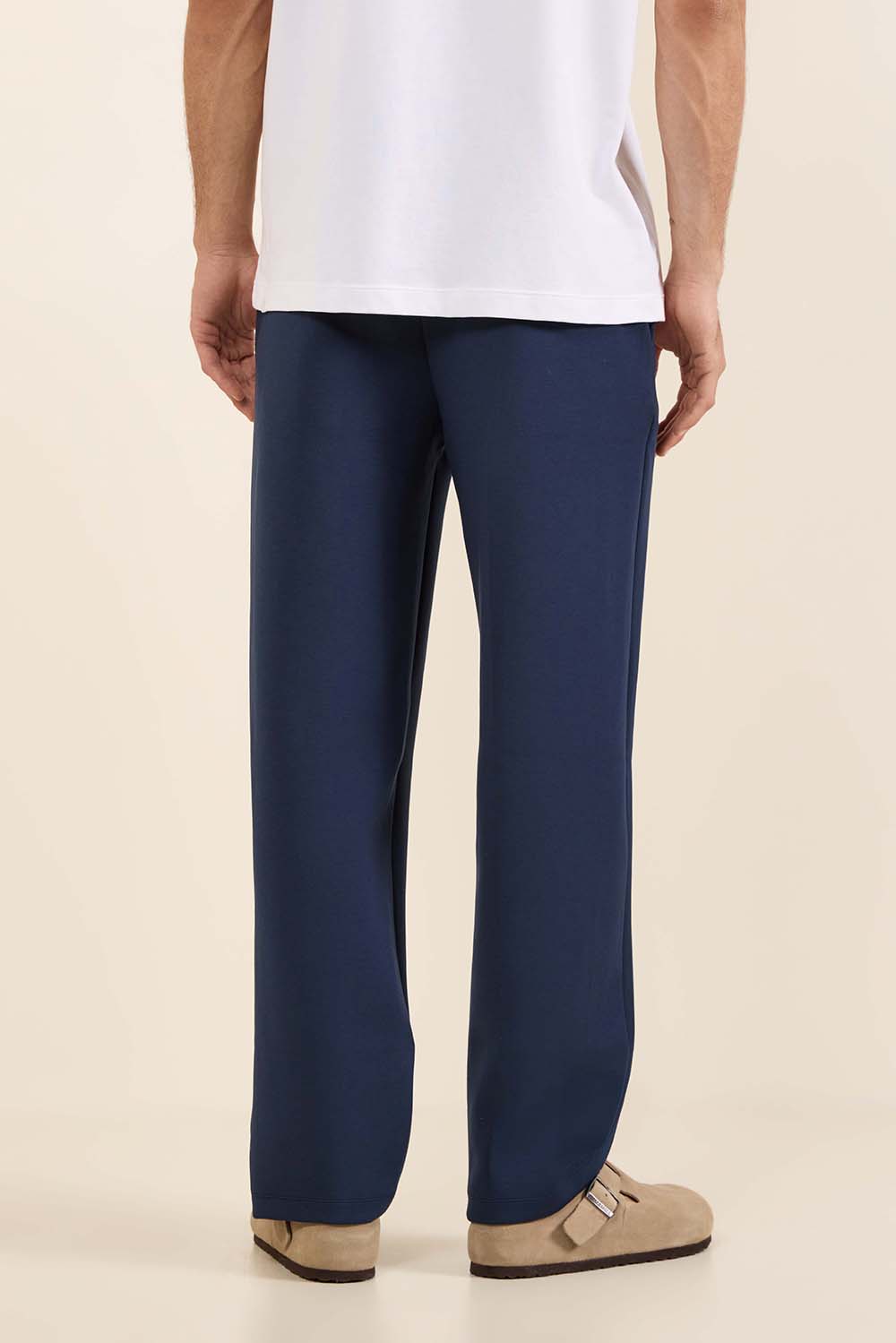 תמונת דוגמן אחורית של Smooth Spacer Pintuck Pant *Regular