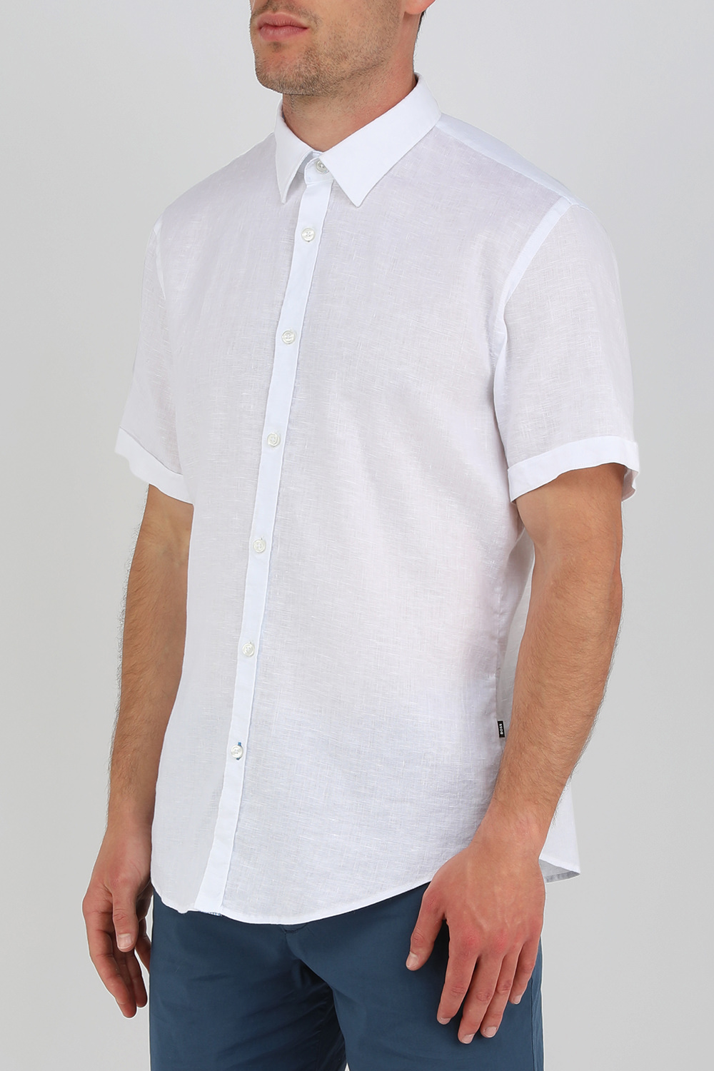 תמונת דוגמן קידמית של חולצה מכופתרת לבנה קצרה