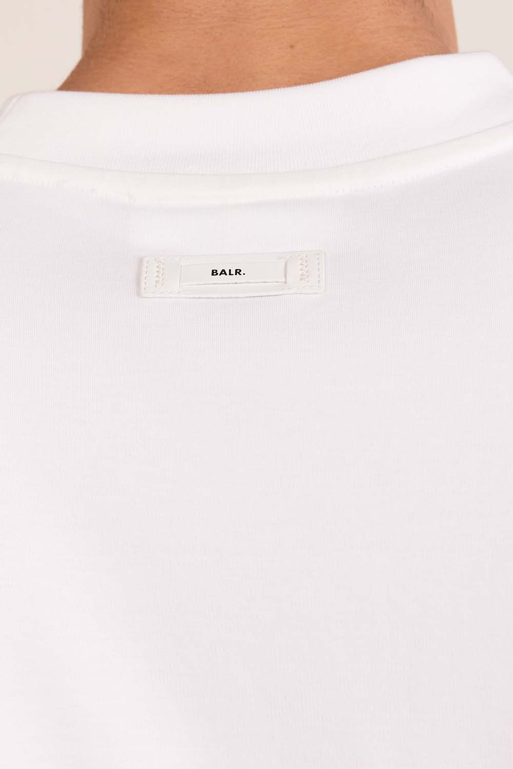 תמונת תקריב דוגמן של חולצת טי משוחררת