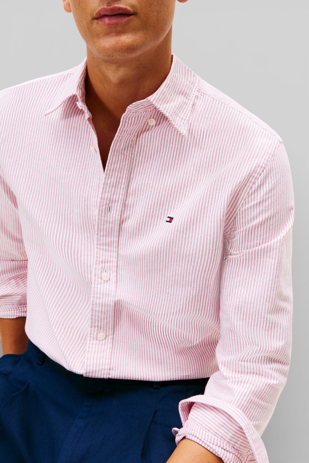 תמונת תקריב דוגמן של חולצה מכופתרת