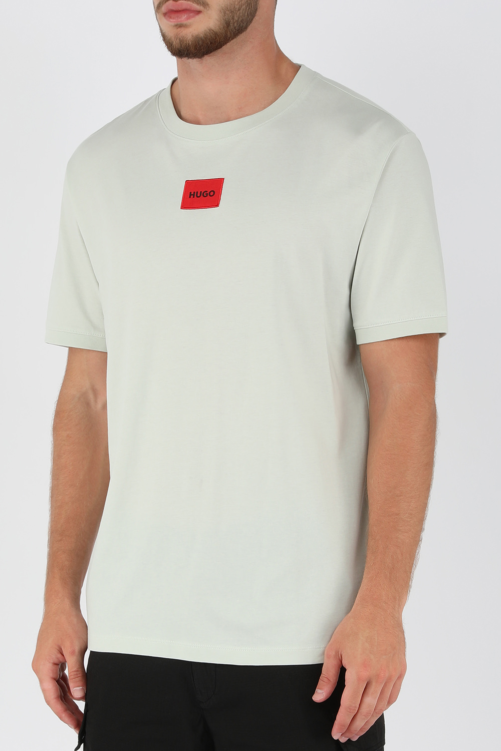 תמונת דוגמן קידמית של חולצת טי עם לוגו