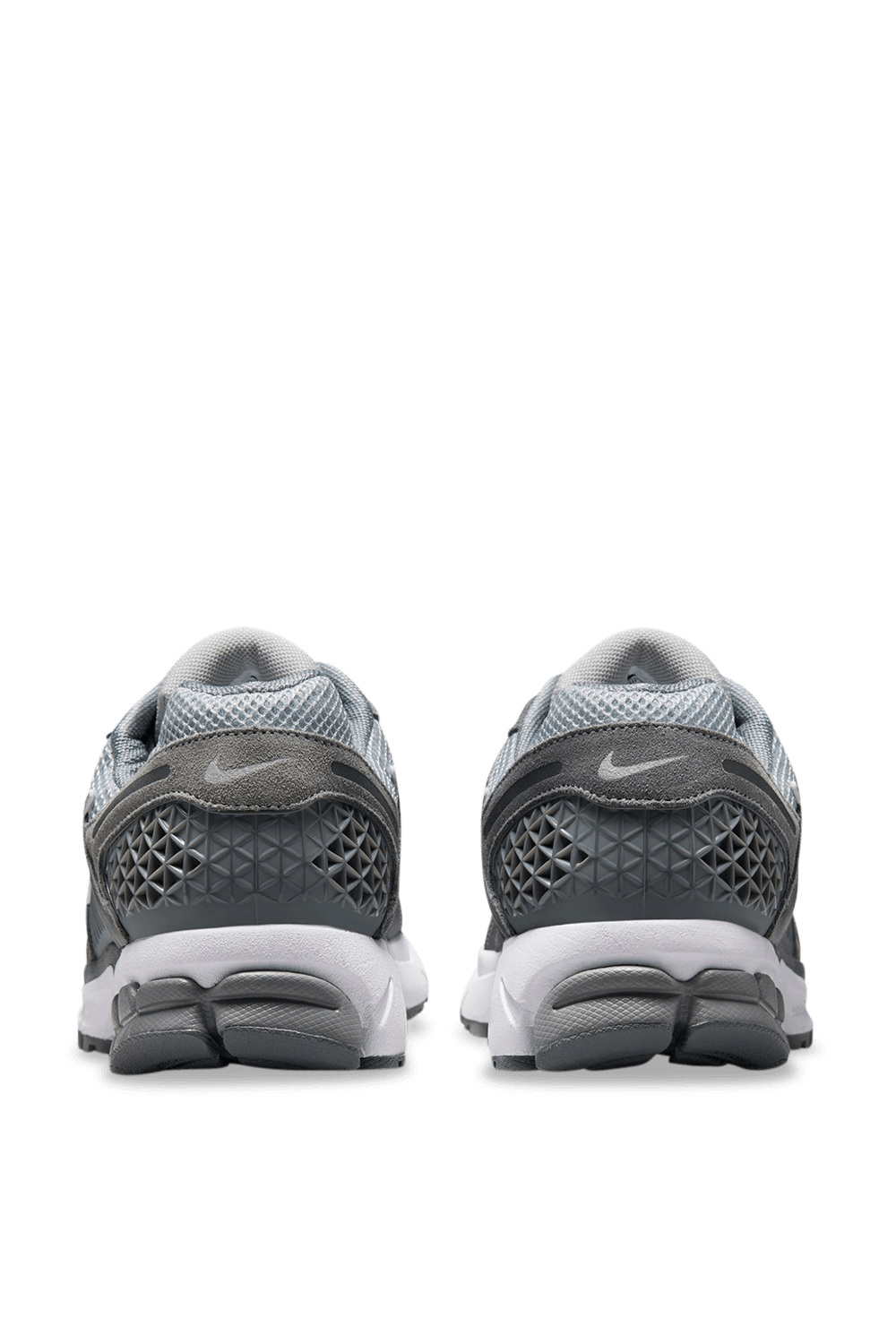 תמונת תקריב של נעלי סניקרס זום וומרו 5