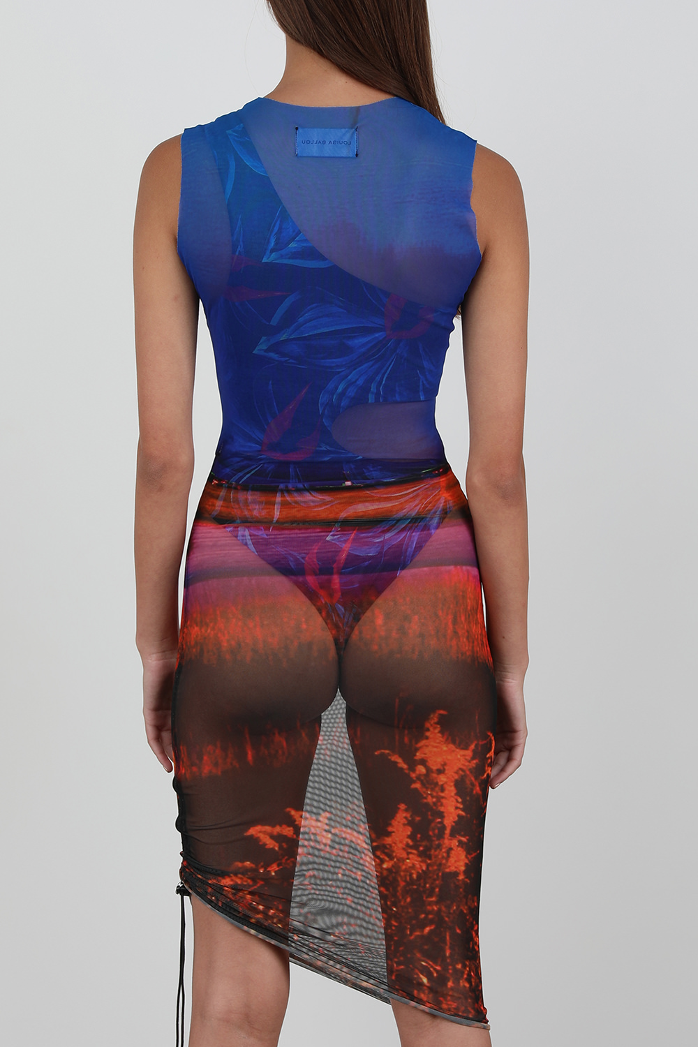 תמונת דוגמן אחורית של שמלת רשת מיני א-סימטרית עם הדפס ססגוני