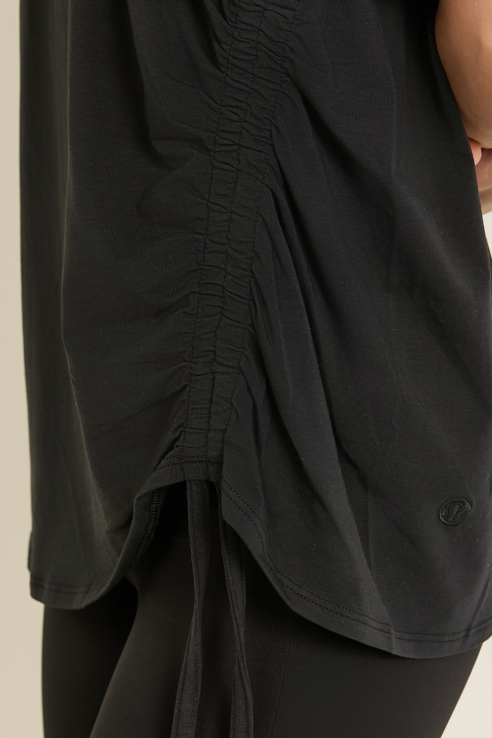 תמונת תקריב דוגמן של Side-Cinch Cotton T-Shirt