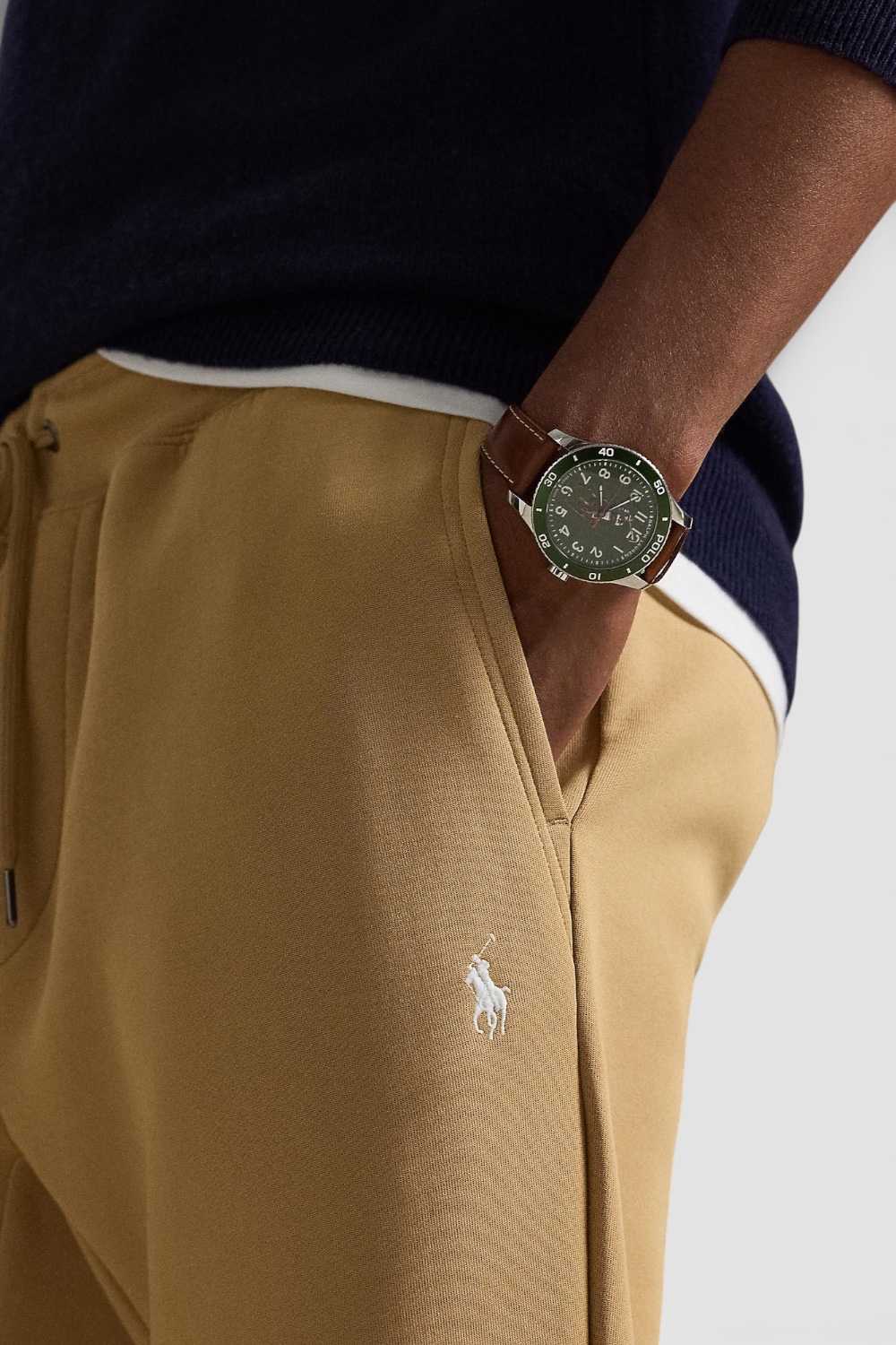 תמונת תקריב דוגמן של מכנסי ג'וג סלים פיט