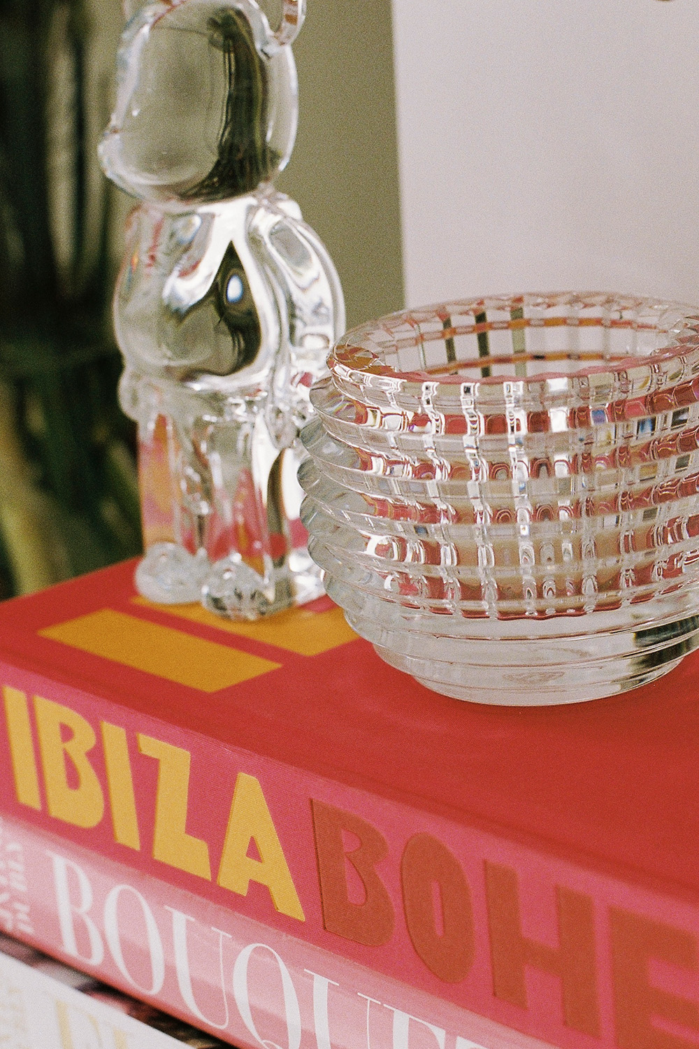 תמונת אווירה של זוג פמוטים עגולים מקריסטל שקוף