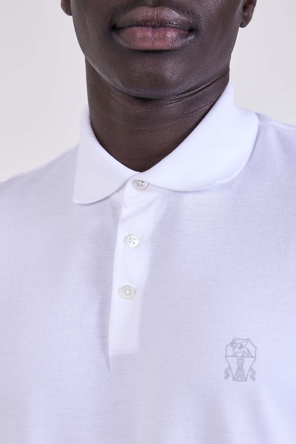 תמונת תקריב דוגמן של חולצת פולו בגזרת סלים