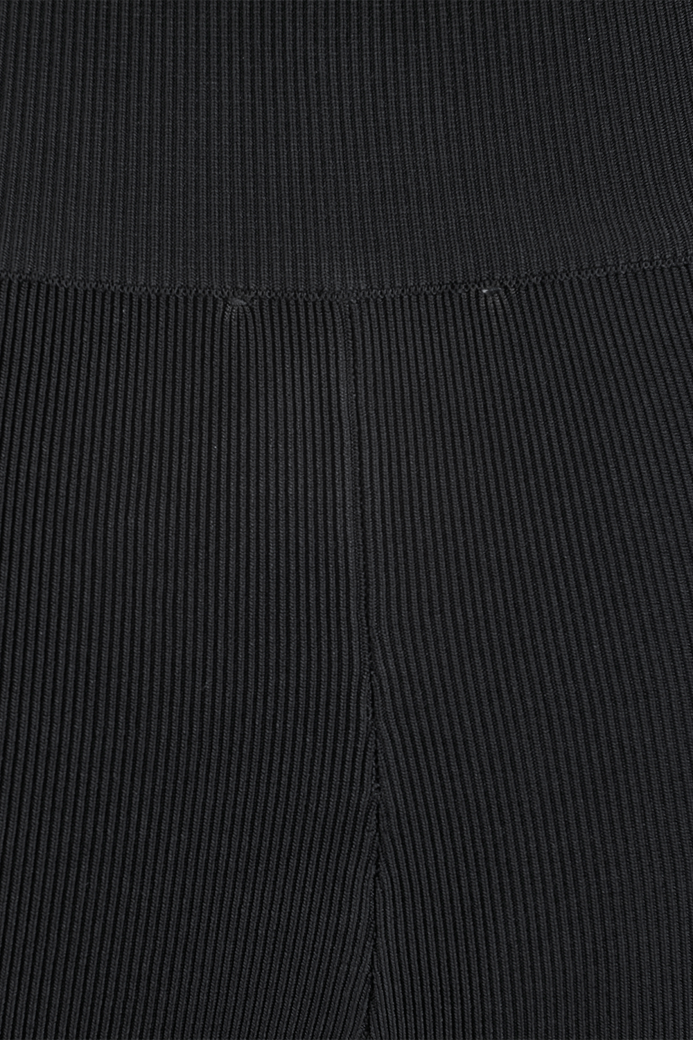 תמונת תקריב של Compact Shine High Waisted Leggings in Black