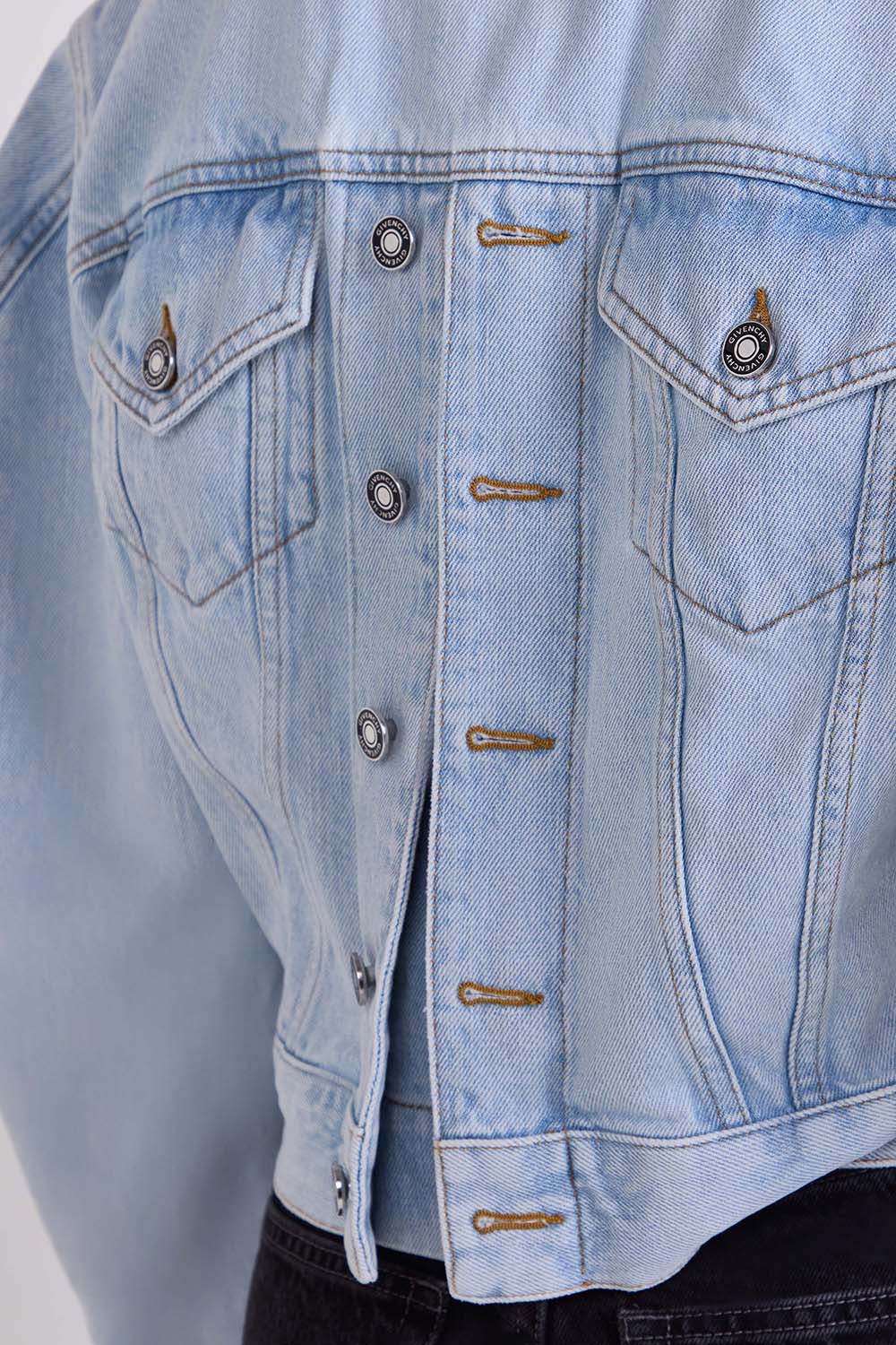 תמונת תקריב דוגמן של ז'קט ג'ינס