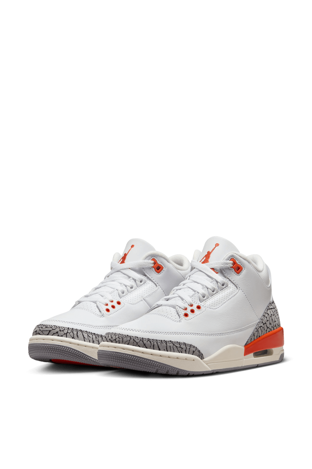 תמונת תקריב של נעלי סניקרס אייר ג'ורדן 3 רטרו