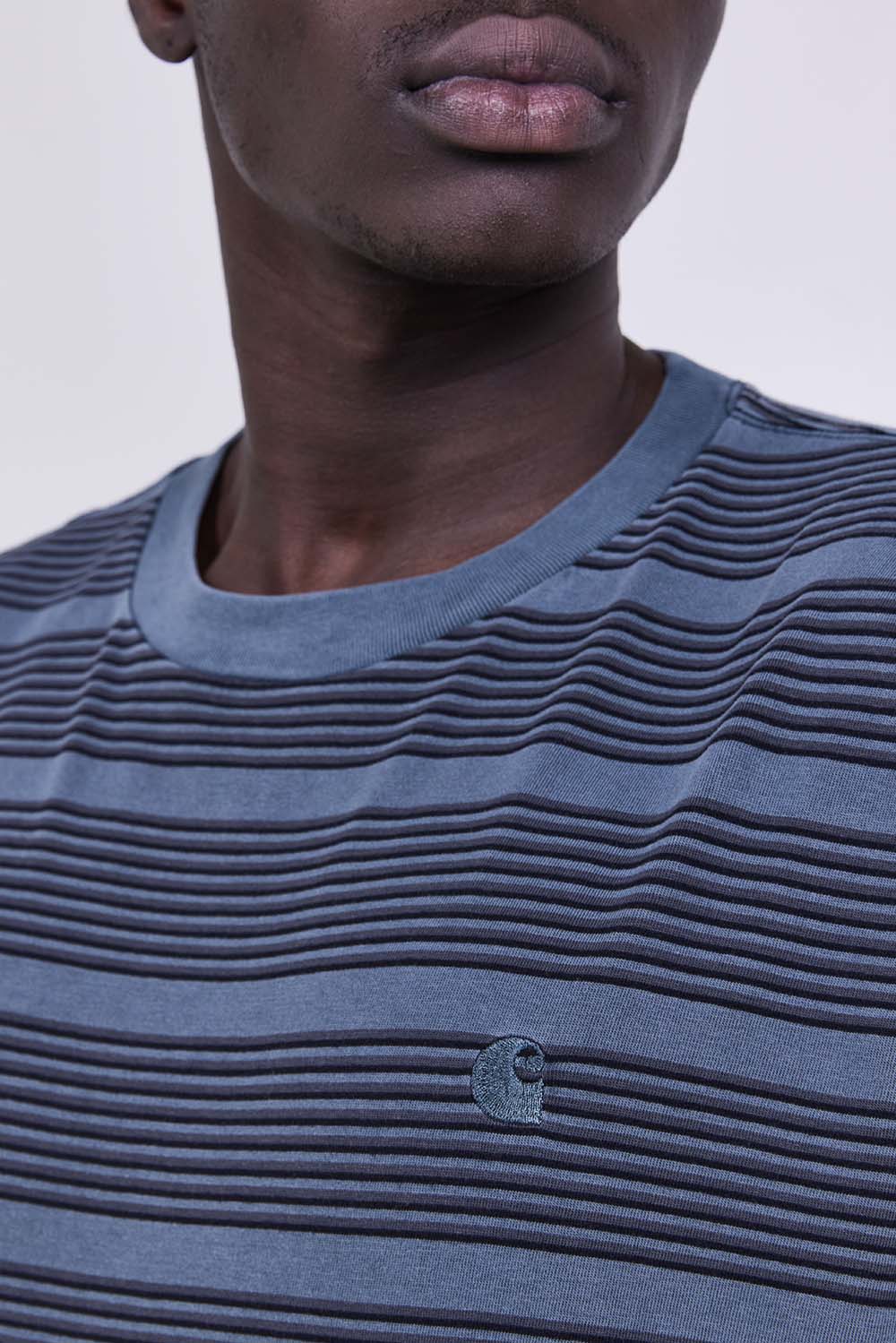 תמונת תקריב דוגמן של חולצת טי בגזרה משוחררת