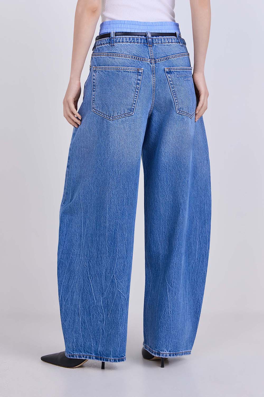 תמונת דוגמן אחורית של מכנסי ג&rsquo;ינס בגזרה רחבה