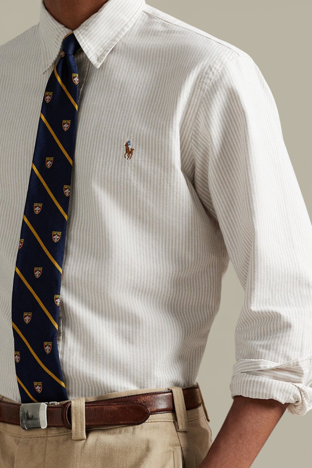 תמונת תקריב דוגמן של חולצת כפתורים פסים