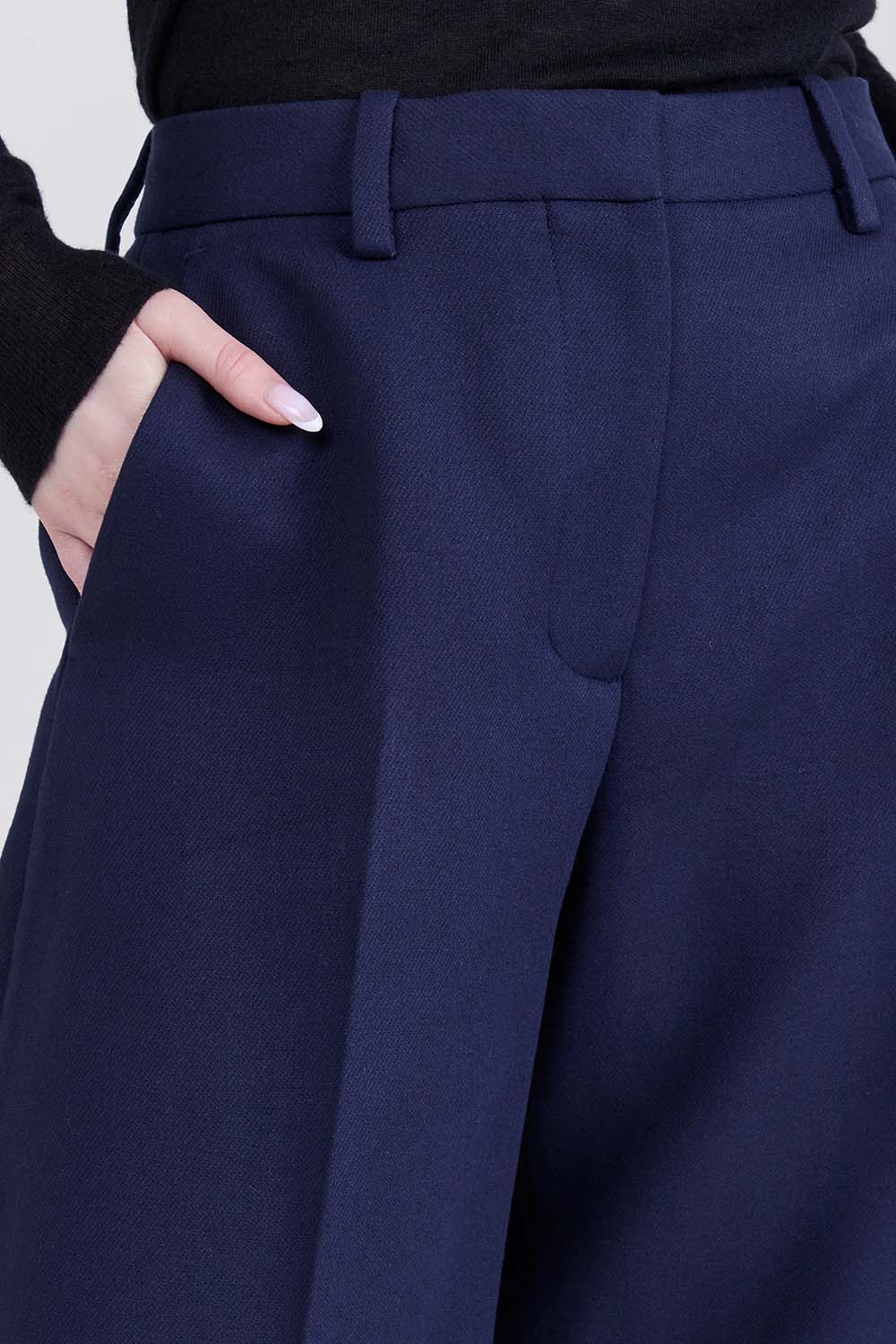 תמונת תקריב דוגמן של מכנסיים מחוייטים בגזרת ברל