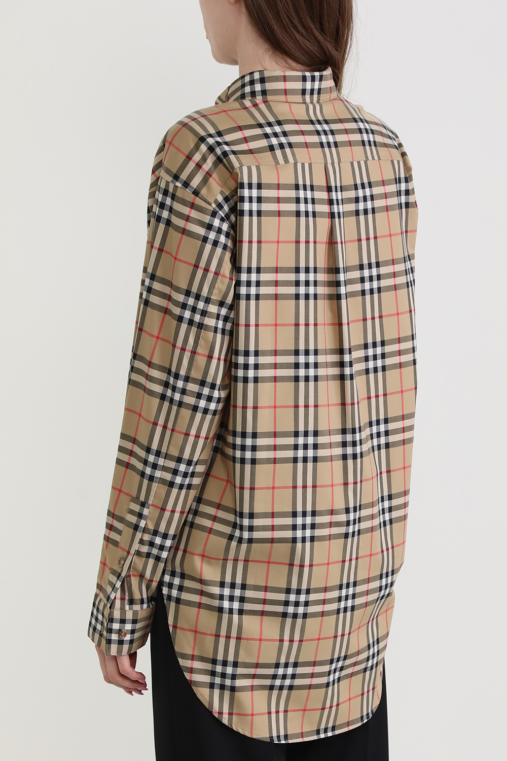 תמונת דוגמן אחורית של חולצת משבצות מכופתרת מכותנה