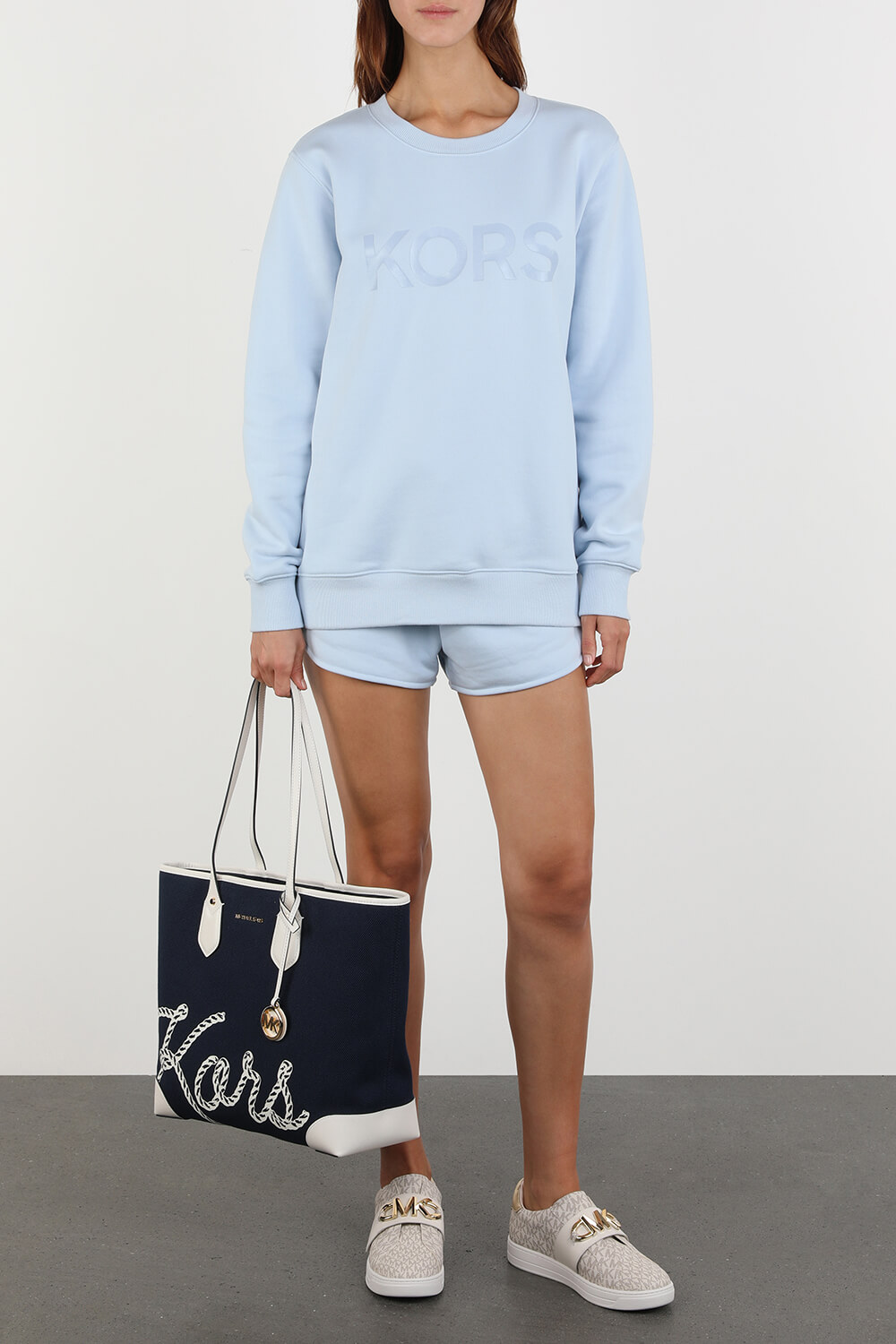 תמונת דוגמן קידמית של Kenna Chain Link Logo Sneakers in White