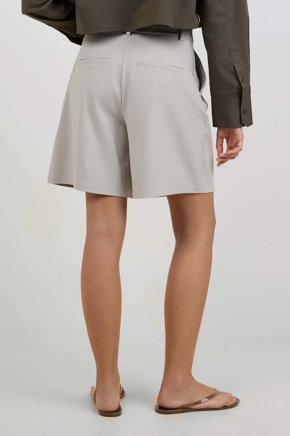 תמונת דוגמן אחורית של Daydrift Pleated High-Rise Short 7