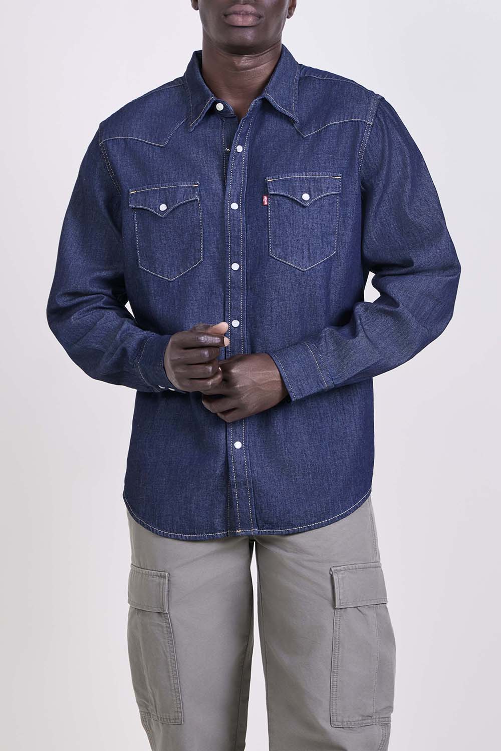 תמונת דוגמן קידמית של חולצה מכופתרת ג'ינס