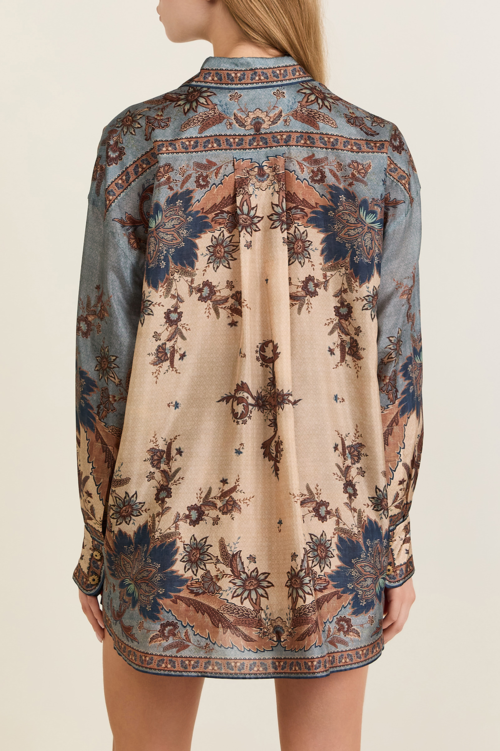 תמונת דוגמן אחורית של חולצת כפתורים ממשי