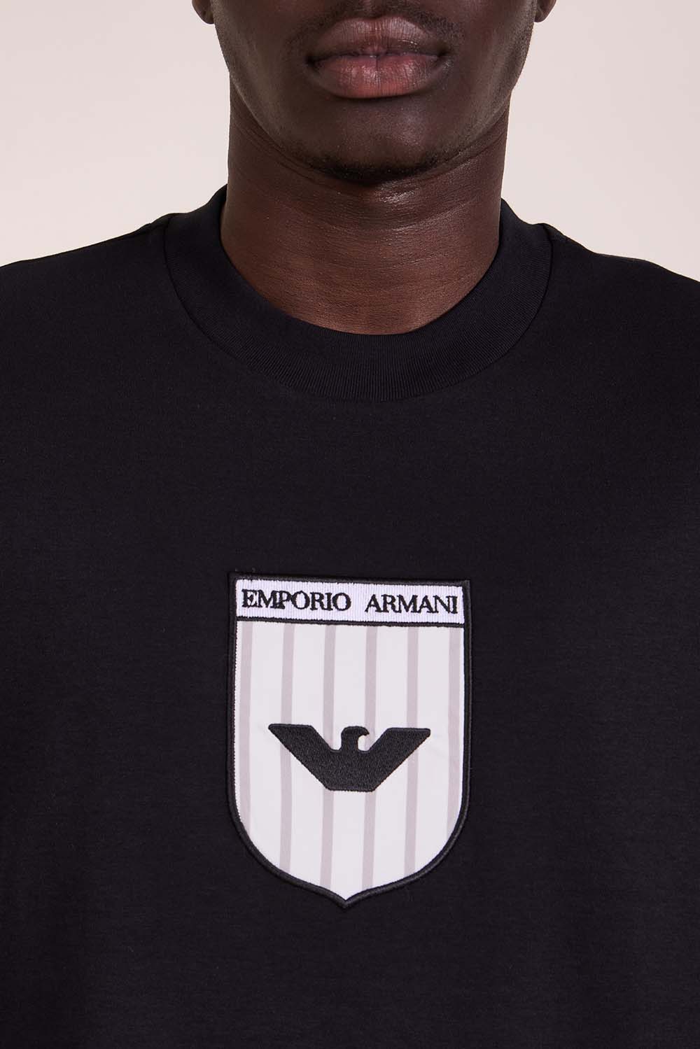 תמונת תקריב דוגמן של חולצת טי