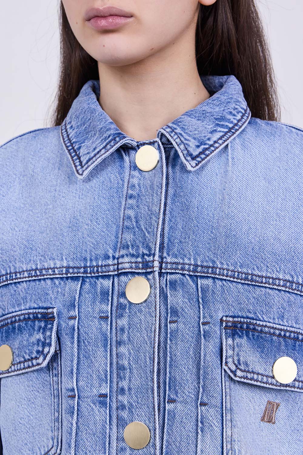 תמונת תקריב דוגמן של ז'קט ג'ינס