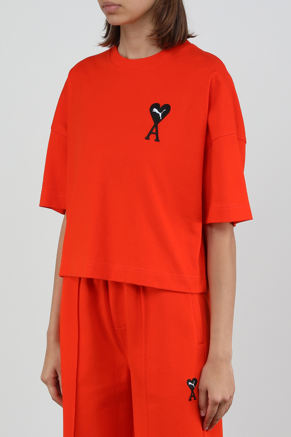 תמונת דוגמן קידמית של פומה X אמי הודי חולצת טי אדומה