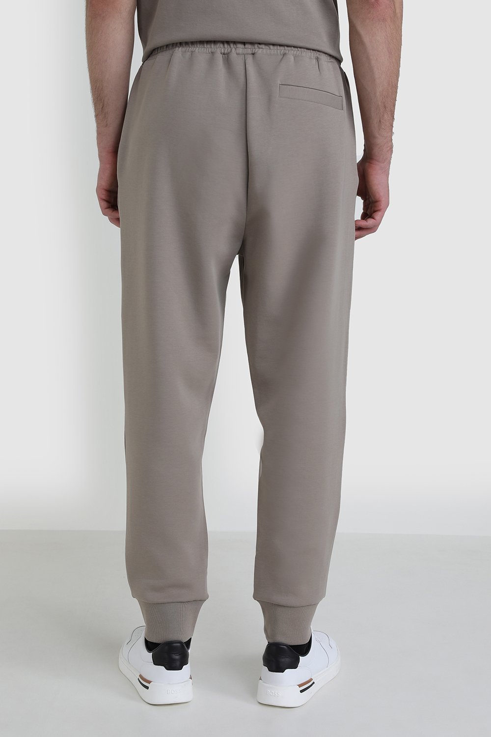 תמונת דוגמן אחורית של מכנסי ג'וג ארוכים