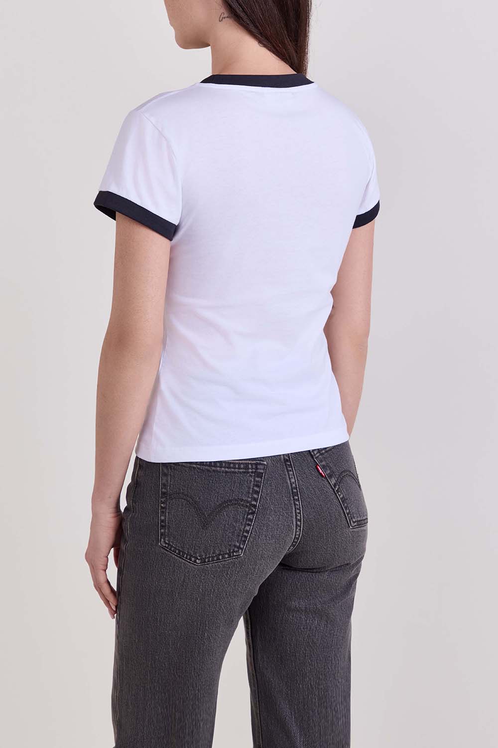 תמונת דוגמן אחורית של חולצת טי