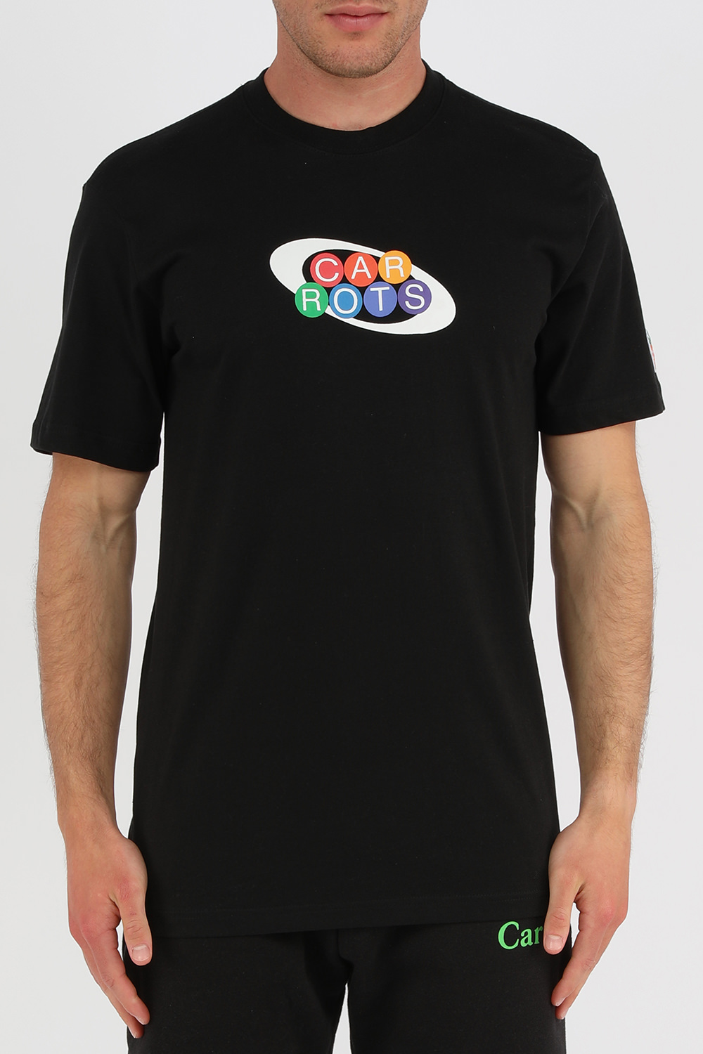 תמונת דוגמן קידמית של חולצה שחורה עם לוגו גראפי